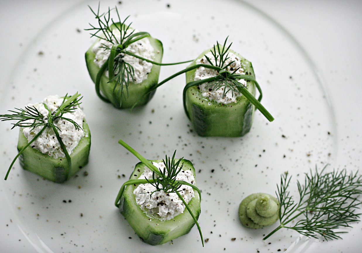 Ogórki nadziewane twarogiem z wasabi i imbirem foto