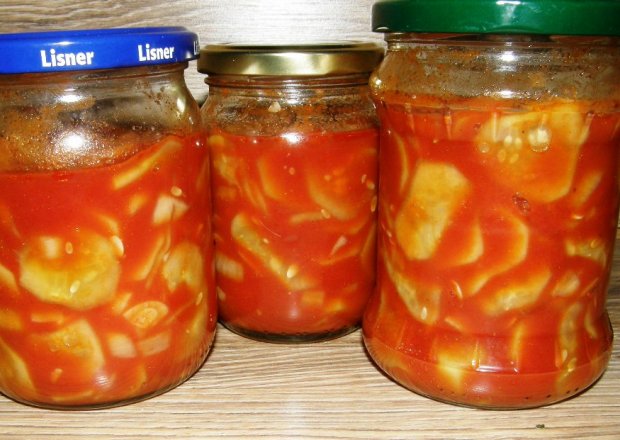Fotografia przedstawiająca ogórki w pomidorach
