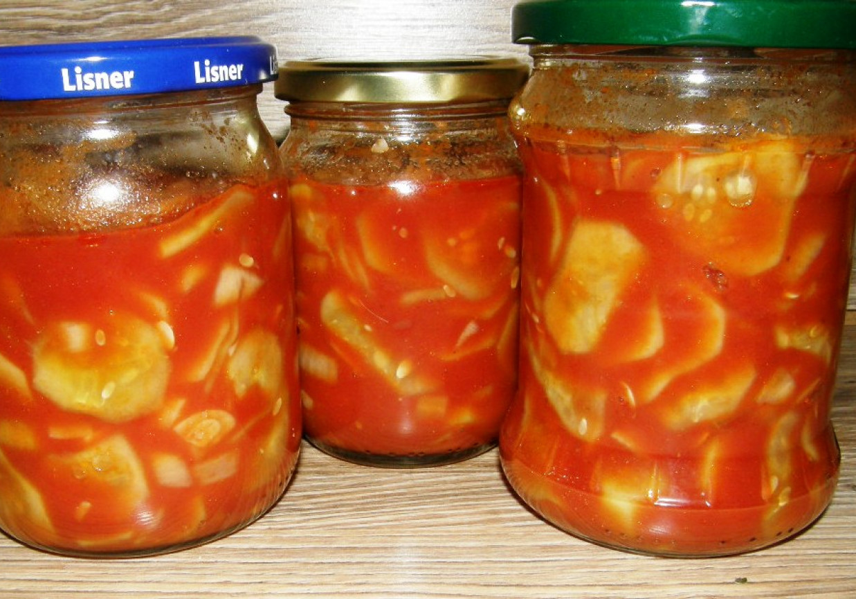ogórki w pomidorach foto