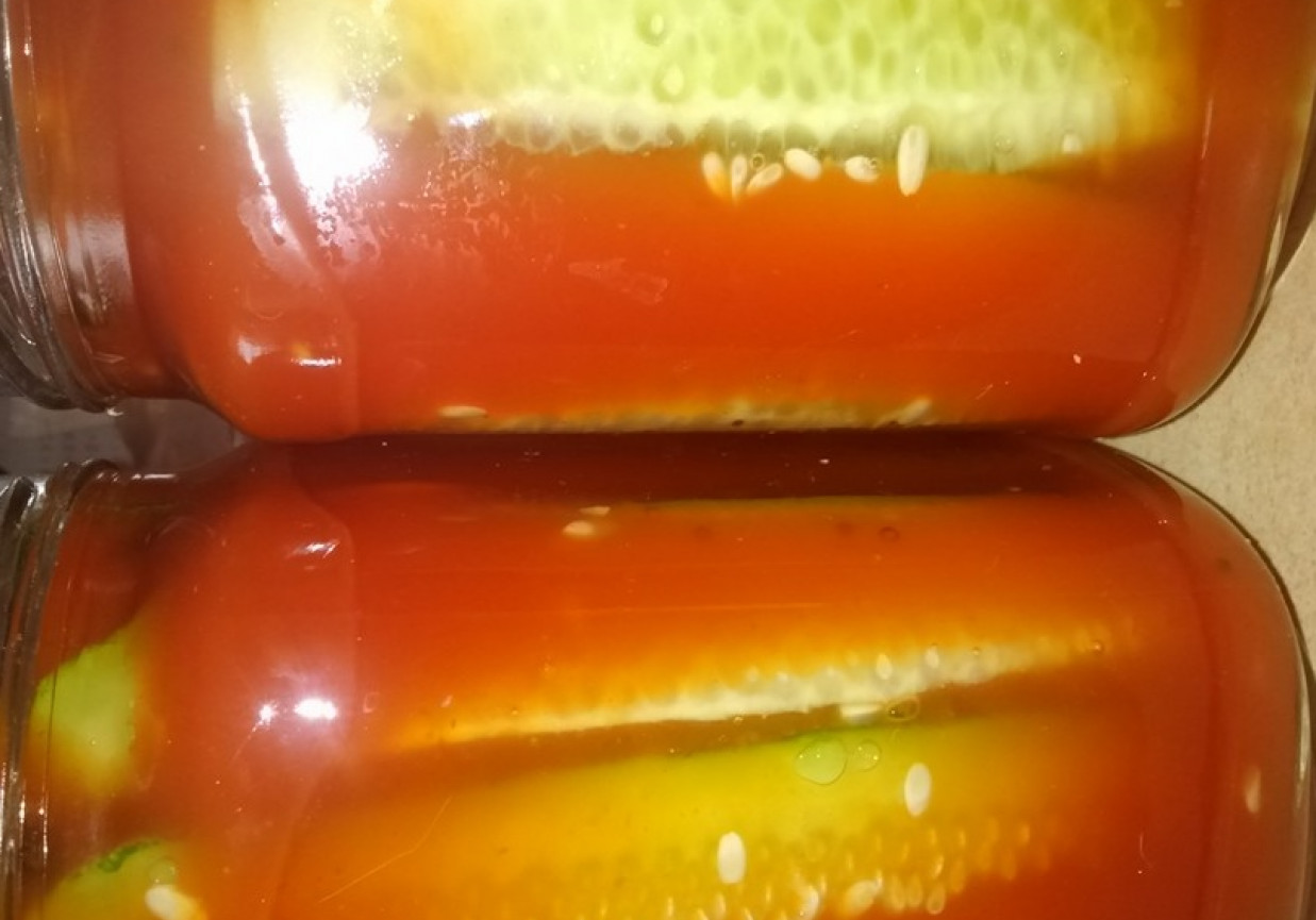 Ogórki w słodkiej marynacie pomidorowej foto
