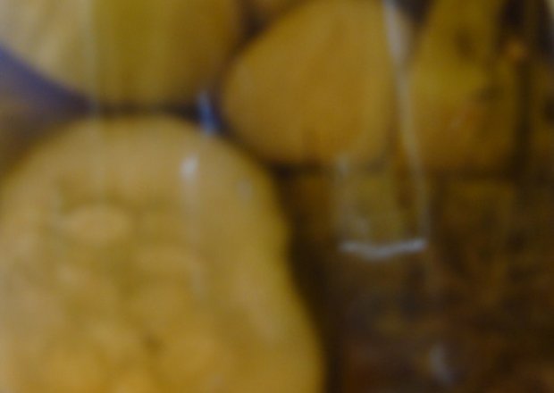Fotografia przedstawiająca ogórki w słoiku- sałatka