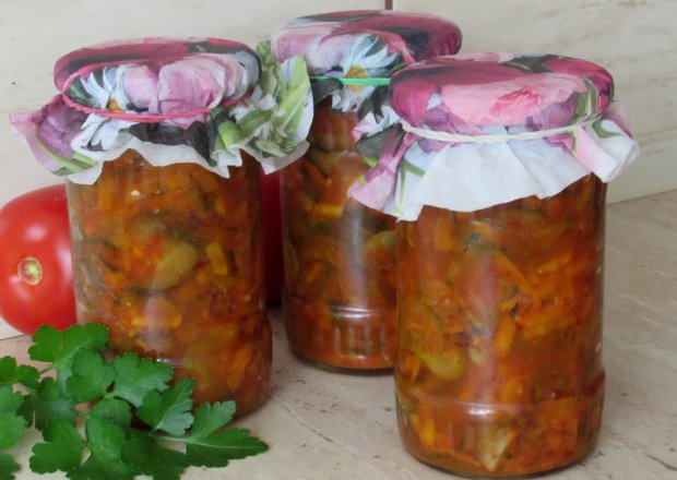 Fotografia przedstawiająca Ogórki w sosie pomidorowym