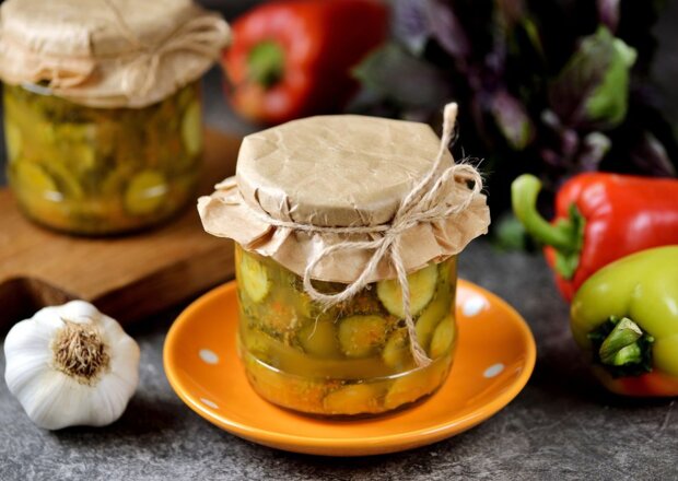 Fotografia przedstawiająca Ogórki w zalewie octowo-olejowej