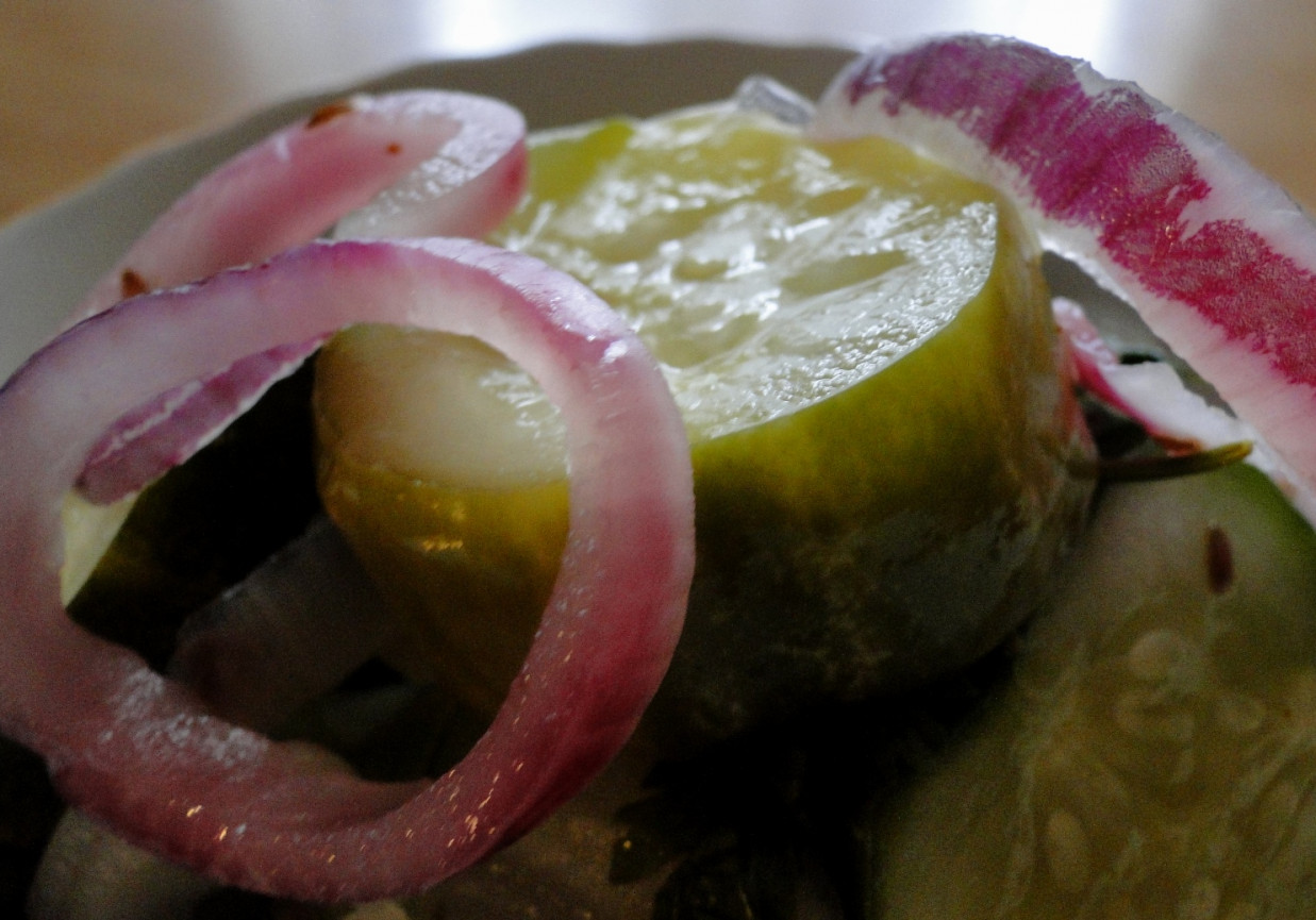Ogórki z cebulą i liśćmi selera w zalewie z przyprawą do grilla foto