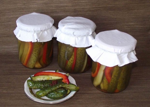 Fotografia przedstawiająca Ogórki z chilli, papryką i płatkami suszonych pomidorów