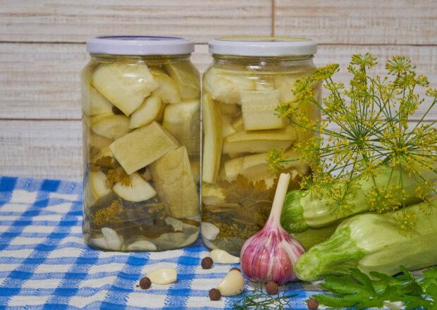 Fotografia przedstawiająca Ogórki z cukinią w zalewie  słodko-kwaśnej