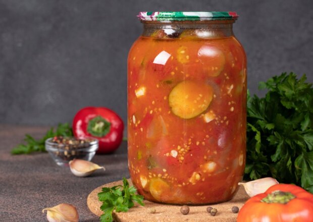 Fotografia przedstawiająca Ogórki z koncentratem pomidorowym