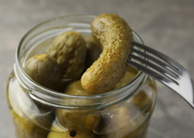 Fotografia przedstawiająca ogórki z kurkumą