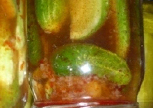 Fotografia przedstawiająca ogórki z papryka chilii