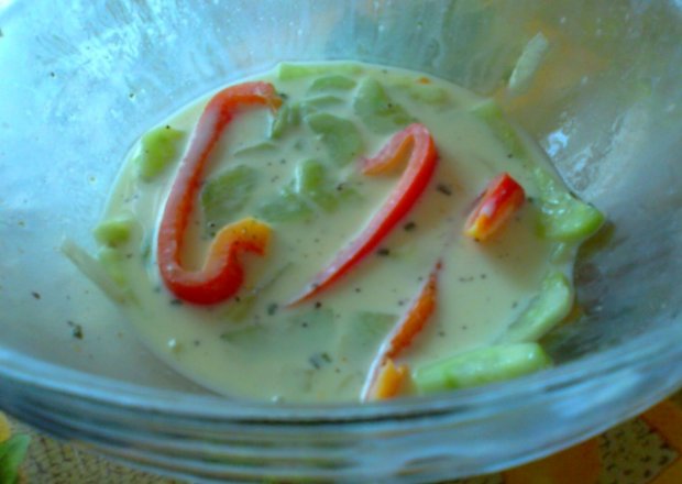 Fotografia przedstawiająca Ogórki z papryką w sosie jogurtowo-octowym