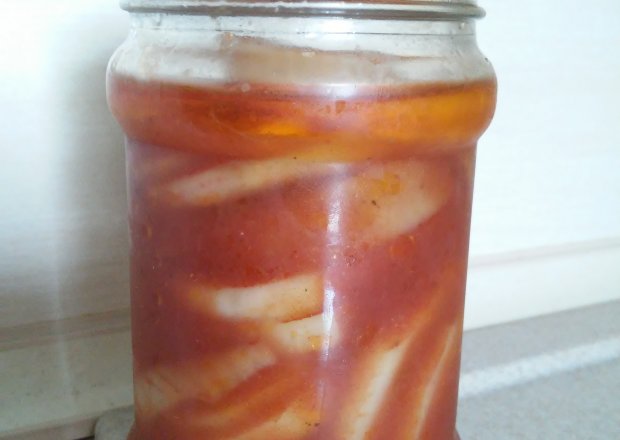 Fotografia przedstawiająca Ogórki z przecierem pomidorowym w słoikach