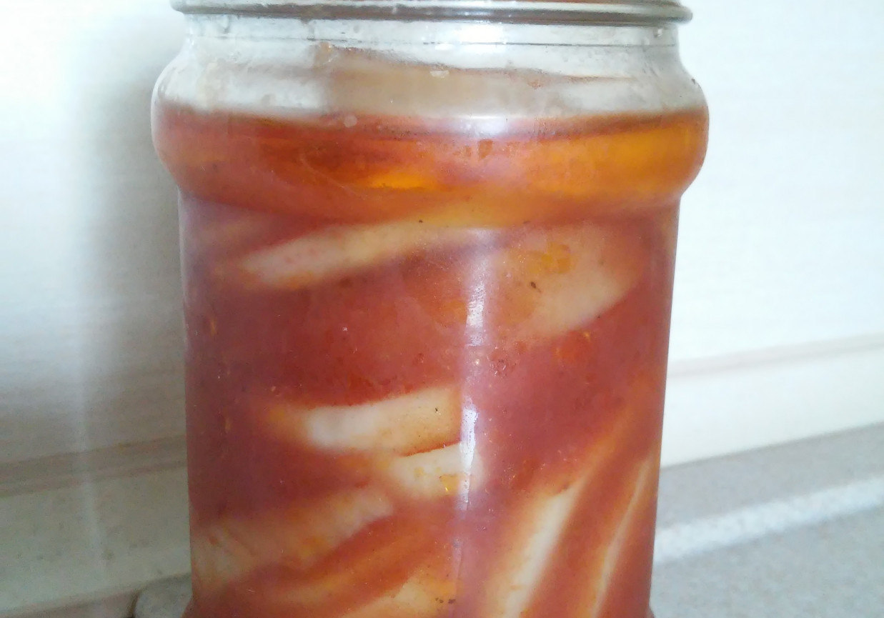 Ogórki z przecierem pomidorowym w słoikach foto
