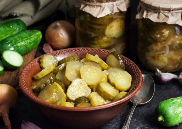 Fotografia przedstawiająca ogórki z przyprawą do grilla