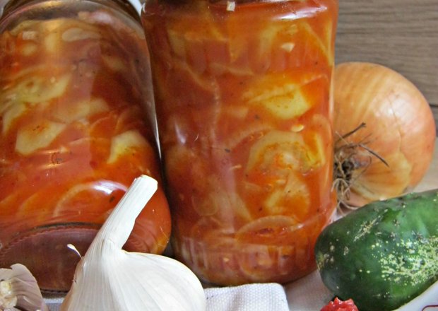 Fotografia przedstawiająca Ogórki z sosem pomidorowym i bazylią