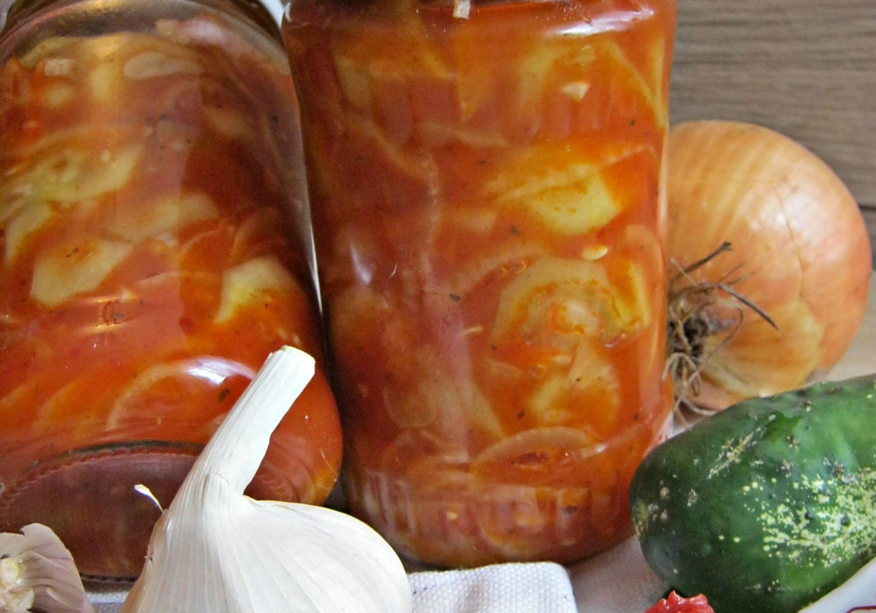 Ogórki z sosem pomidorowym i bazylią foto