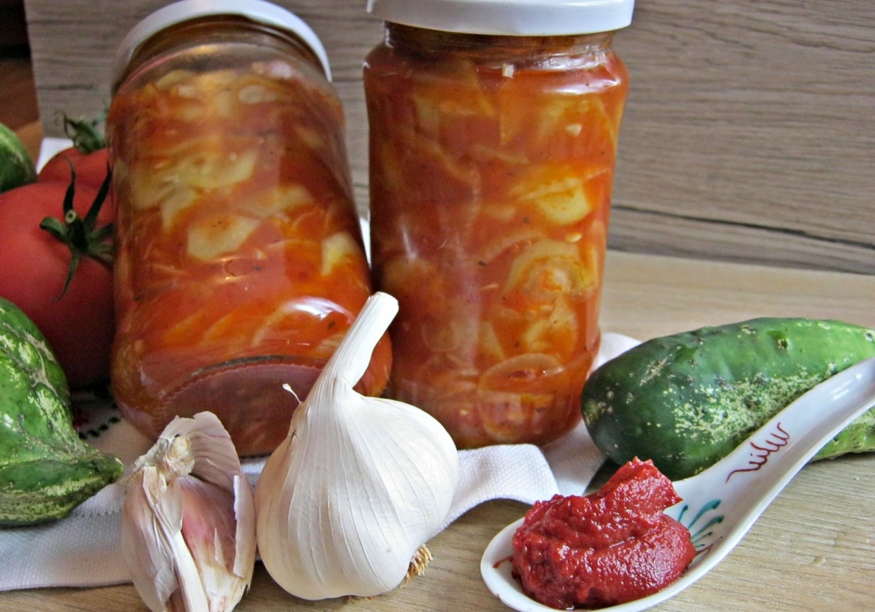 Ogórki z sosem pomidorowym i bazylią foto