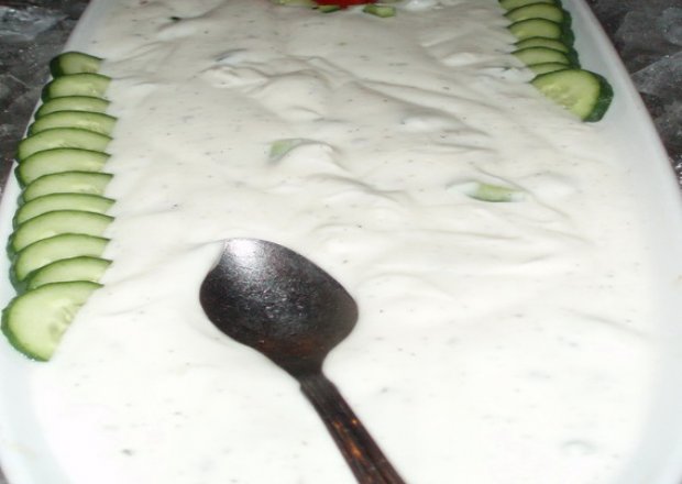 Fotografia przedstawiająca Ogórki zielone w sosie czosnkowym