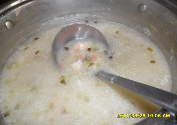 Fotografia przedstawiająca Ogórkowa z koperkiem i ryżem