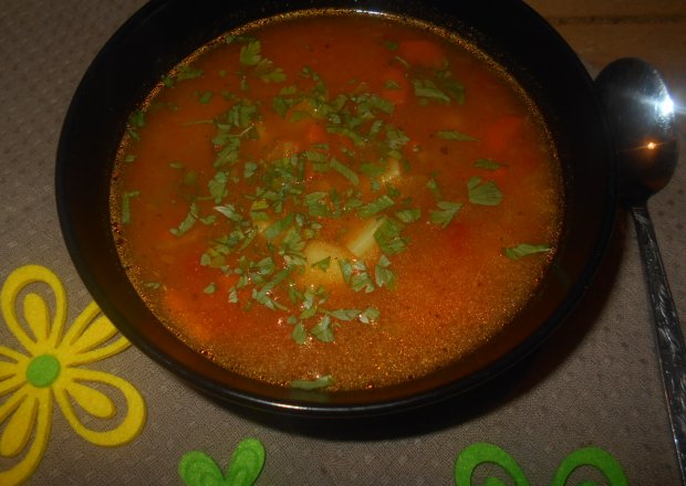 Fotografia przedstawiająca Ogórkowa z pomidorami
