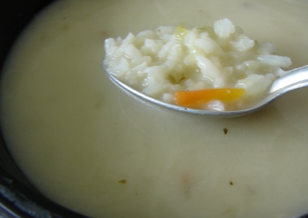 Fotografia przedstawiająca Ogórkowa z ryżem