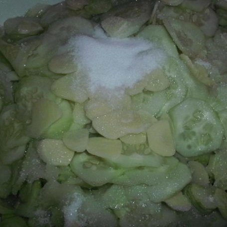Krok 2 - Ogórkowo-czosnkowa sałatka na zimę foto