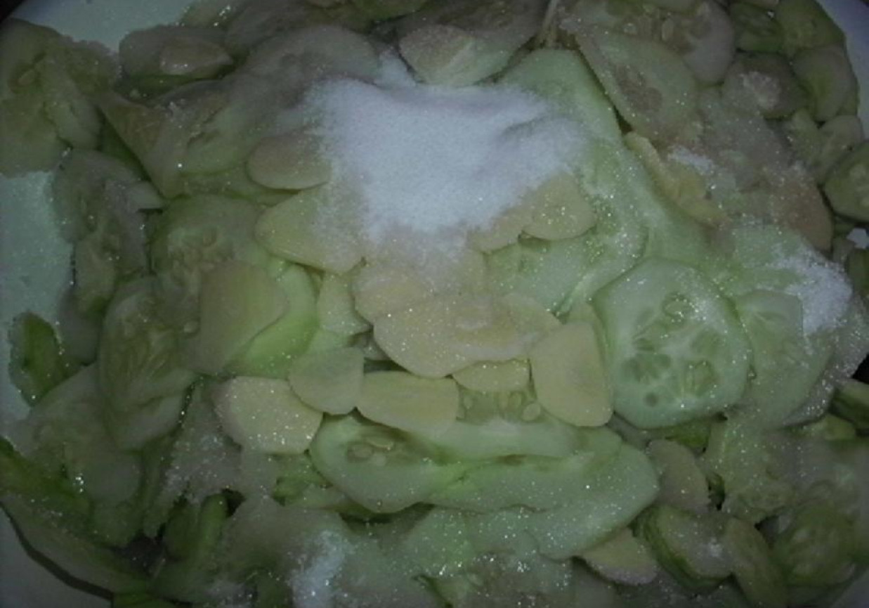 Ogórkowo-czosnkowa sałatka na zimę foto