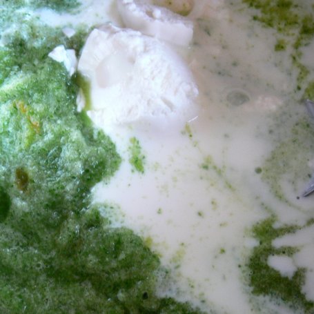 Krok 2 - Ogórkowy chłodnik z ricottą i pistacjami foto