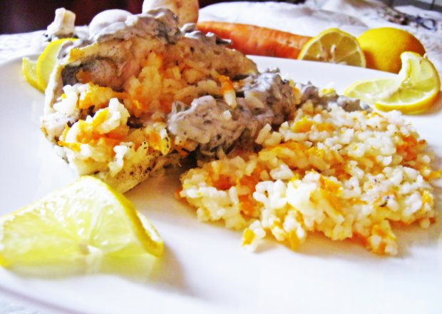 Fotografia przedstawiająca Okoń pieczony na ryżu z marchewką z sosem pieczarkowym