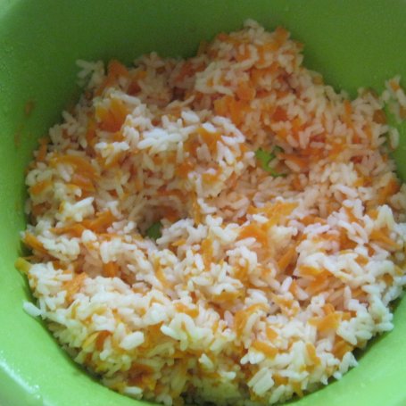 Krok 2 - Okoń pieczony na ryżu z marchewką z sosem pieczarkowym foto