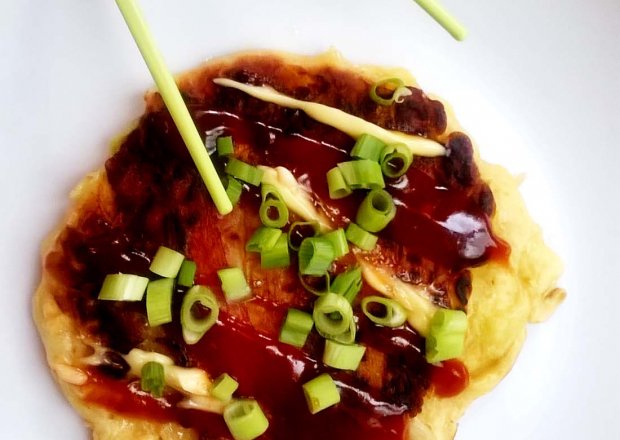 Fotografia przedstawiająca okonomiyaki- japoński placek z kapustą