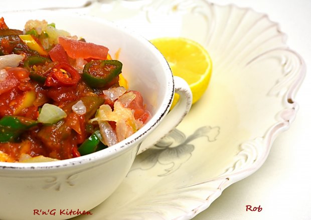 Fotografia przedstawiająca Okra w pikantnym sosie pomidorowym
