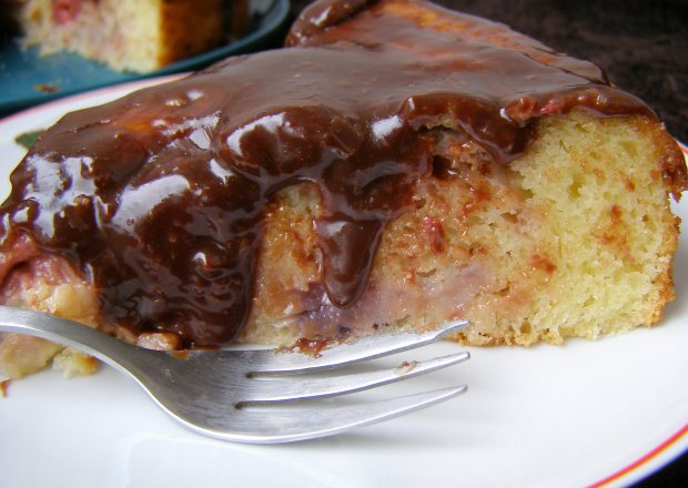 Fotografia przedstawiająca olejowe ciasto z truskawkami i czekoladą...