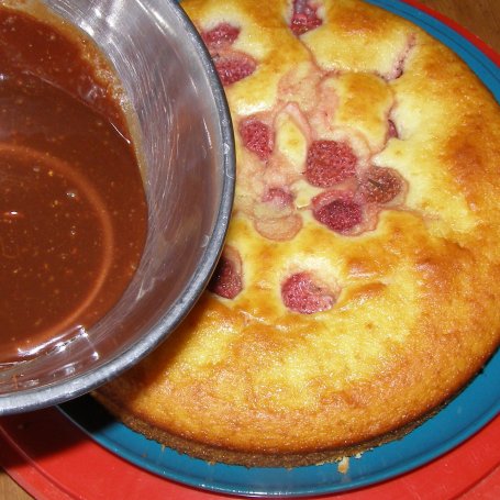 Krok 5 - olejowe ciasto z truskawkami i czekoladą... foto