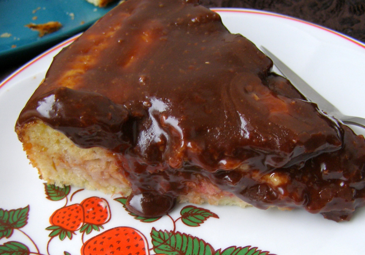olejowe ciasto z truskawkami i czekoladą... foto