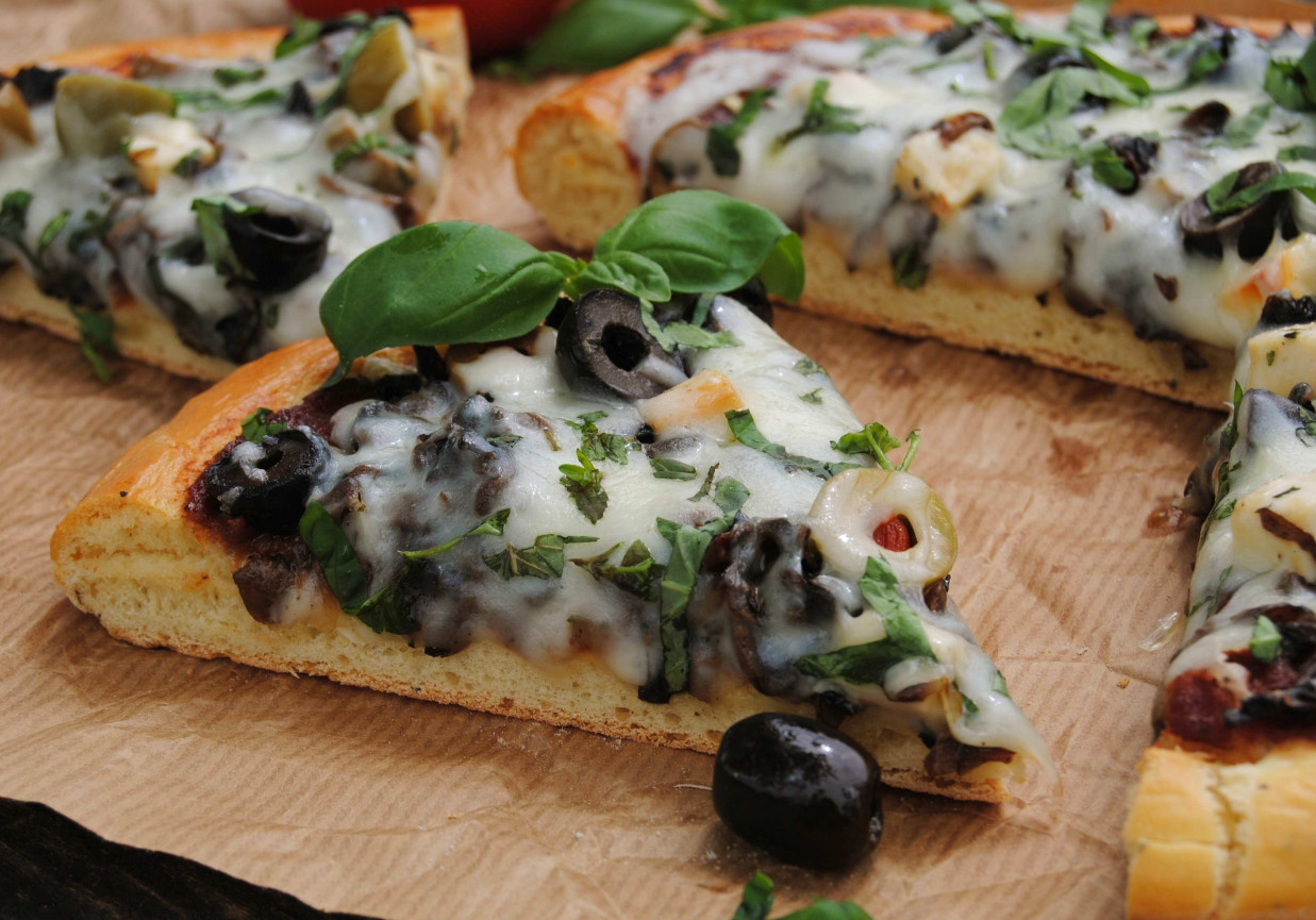 Oliwkowa pizza foto