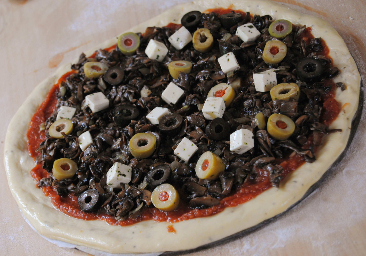 Oliwkowa pizza foto
