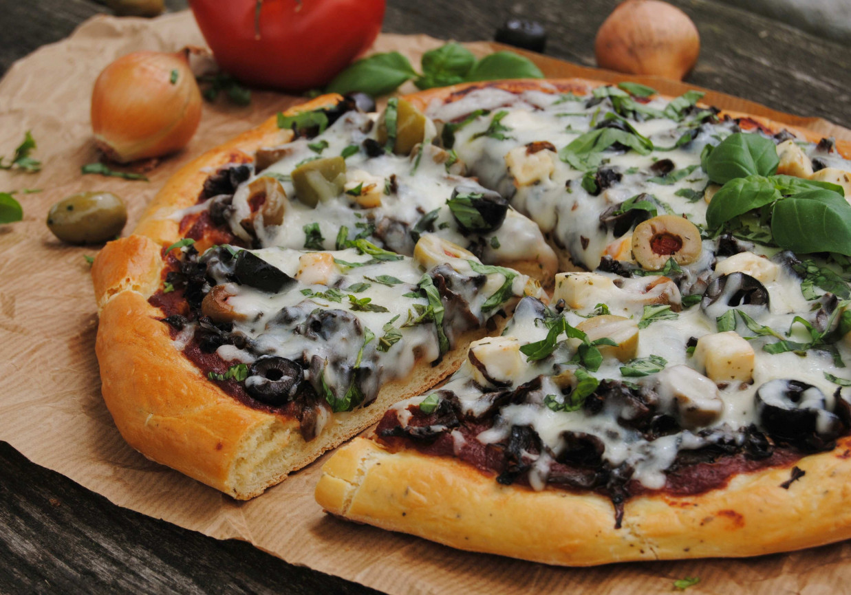 Oliwkowa pizza foto