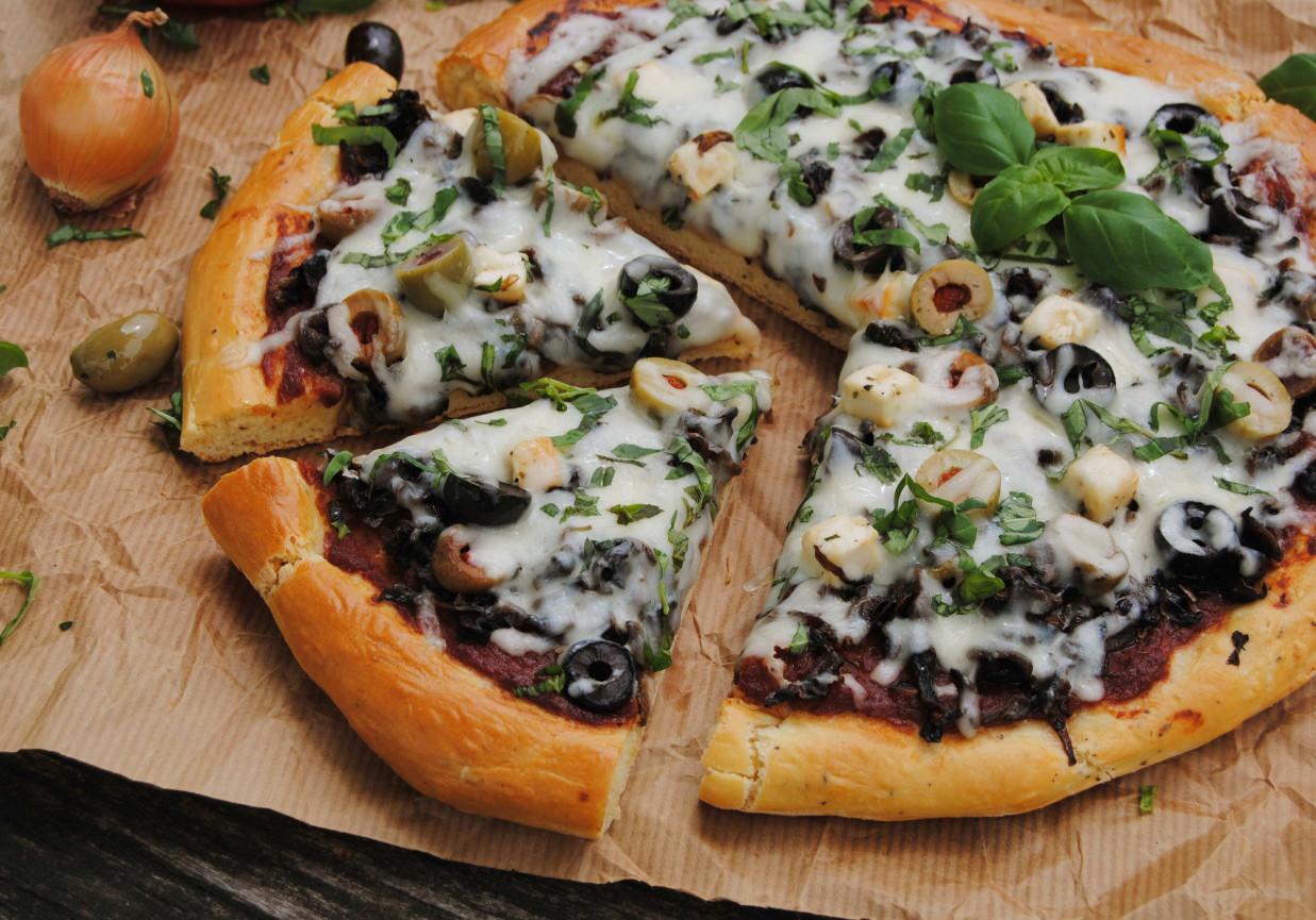 Oliwkowa pizza foto