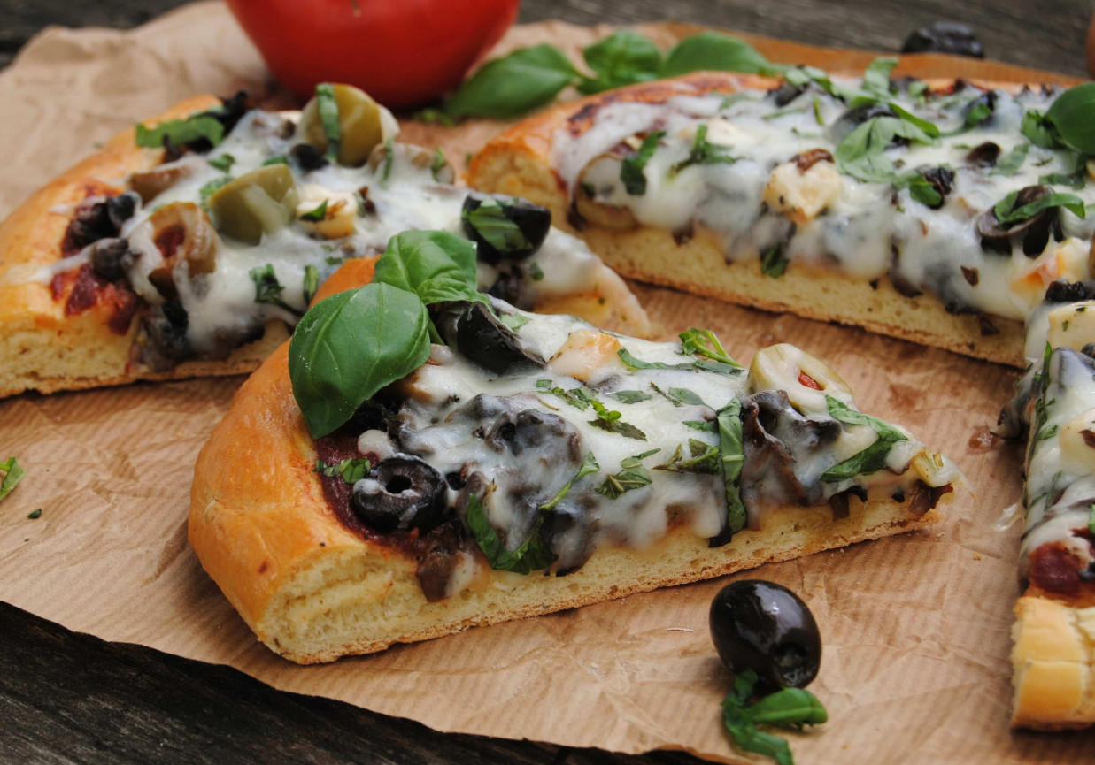 Oliwkowa pizza foto