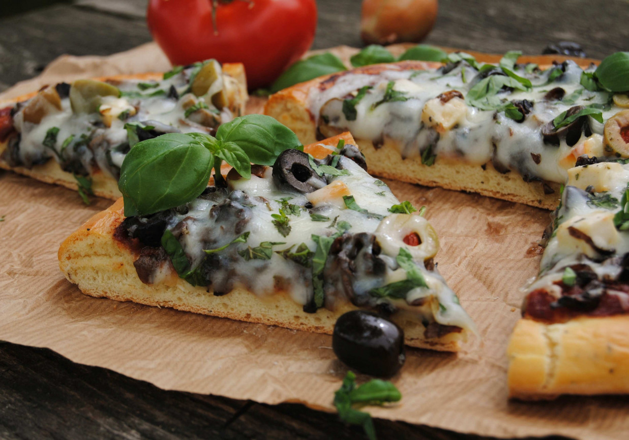 Oliwkowa pizza foto