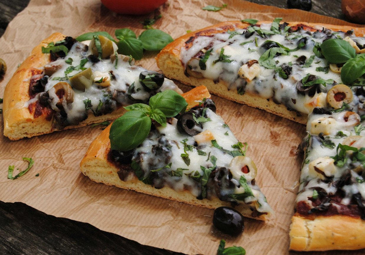 Oliwkowa pizza foto