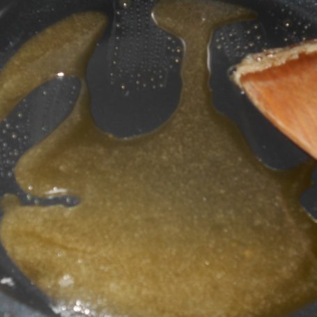 Krok 2 - Omleciki z karmelizowanymi truskawkami foto