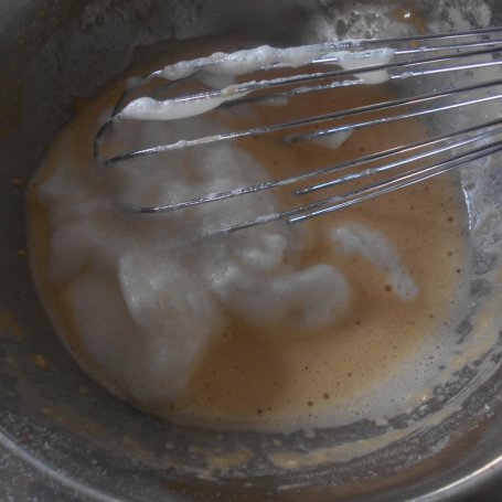 Krok 8 - Omleciki z karmelizowanymi truskawkami foto