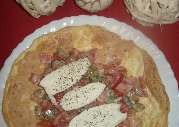 Fotografia przedstawiająca Omlet biszkoptowy podany z sałatką warzywną i mozzarellą