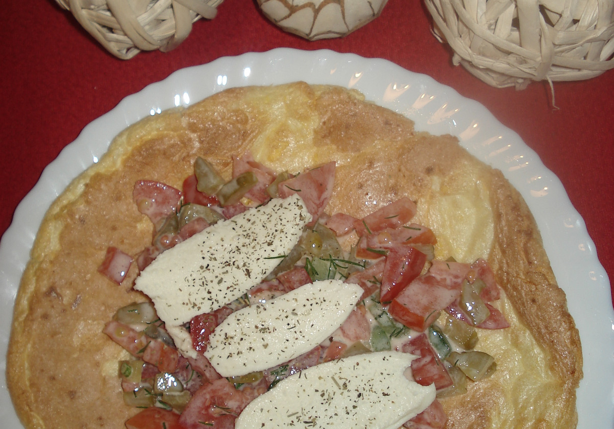 Omlet biszkoptowy podany z sałatką warzywną i mozzarellą foto