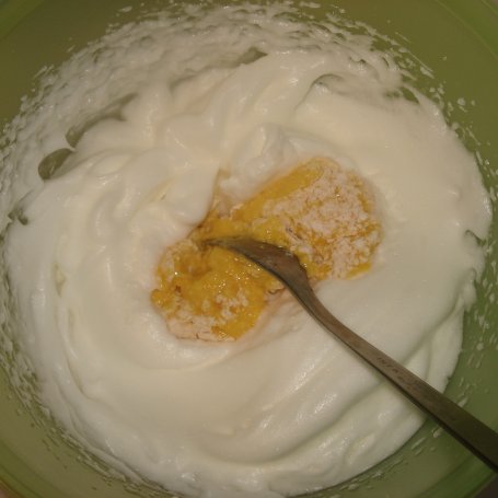 Krok 2 - Omlet biszkoptowy podany z sałatką warzywną i mozzarellą foto