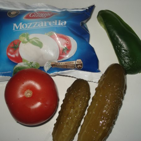 Krok 6 - Omlet biszkoptowy podany z sałatką warzywną i mozzarellą foto