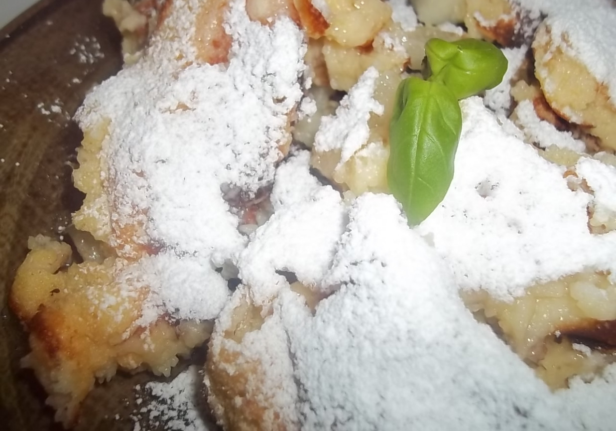 Omlet cesarski z gruszką i jogurtem greckim foto