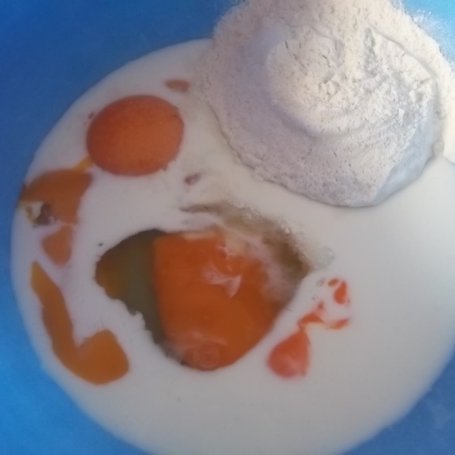 Krok 1 - Omlet cesarski z winogronami foto