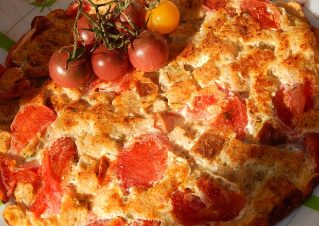Fotografia przedstawiająca Omlet chlebowy z pomidorami i ziołami